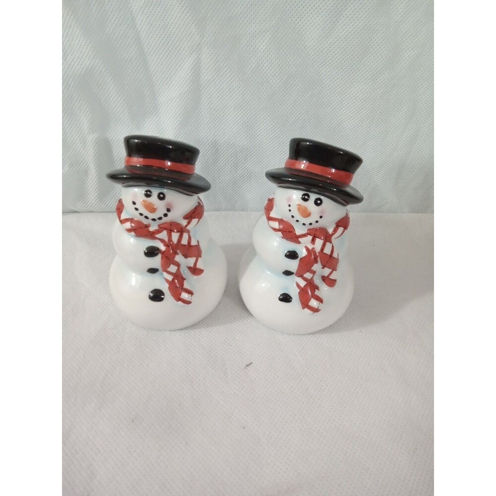 Snowman salt & pepper shakers with red & white Christmas scarfs, Black tophats